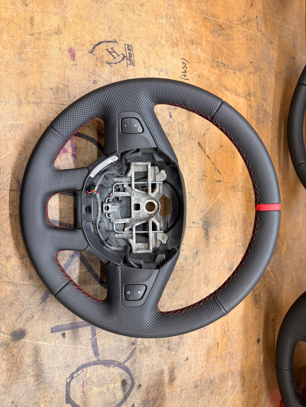 Leder Lenkrad passend für Passend für:
Renault Clio III
Renault Grand Modus