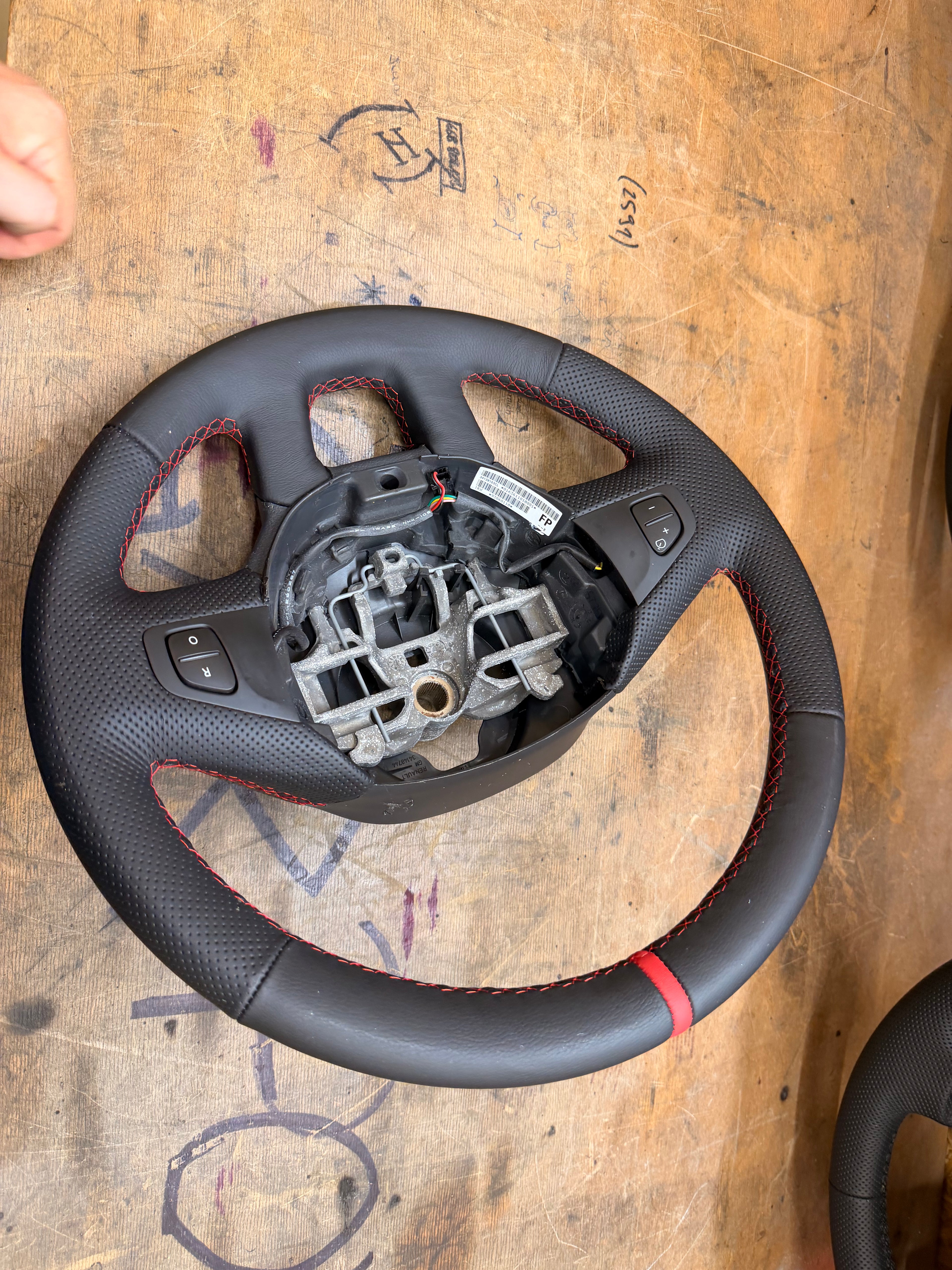Leder Lenkrad passend für Passend für:
Renault Clio III
Renault Grand Modus