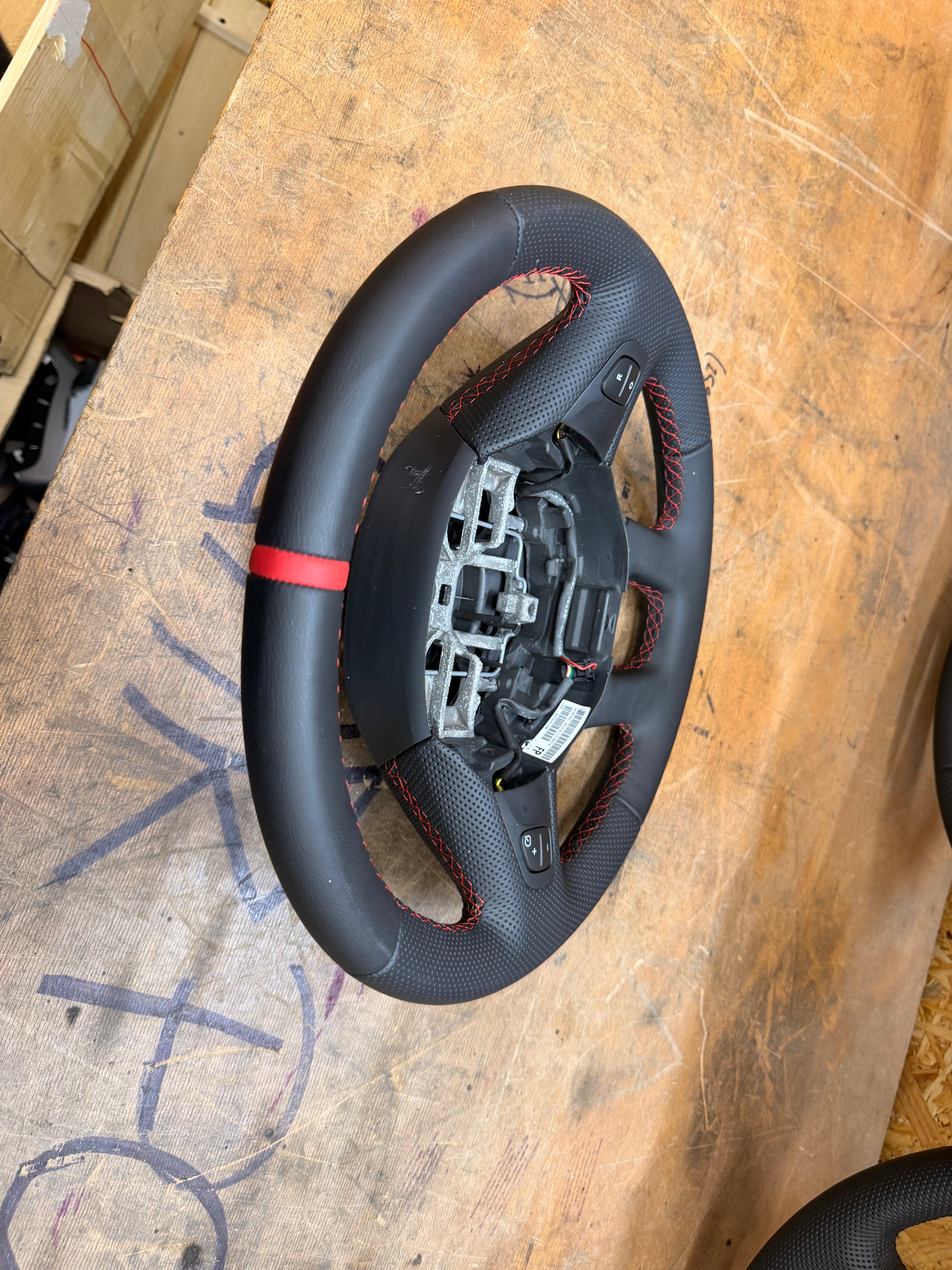 Leder Lenkrad passend für Passend für:
Renault Clio III
Renault Grand Modus