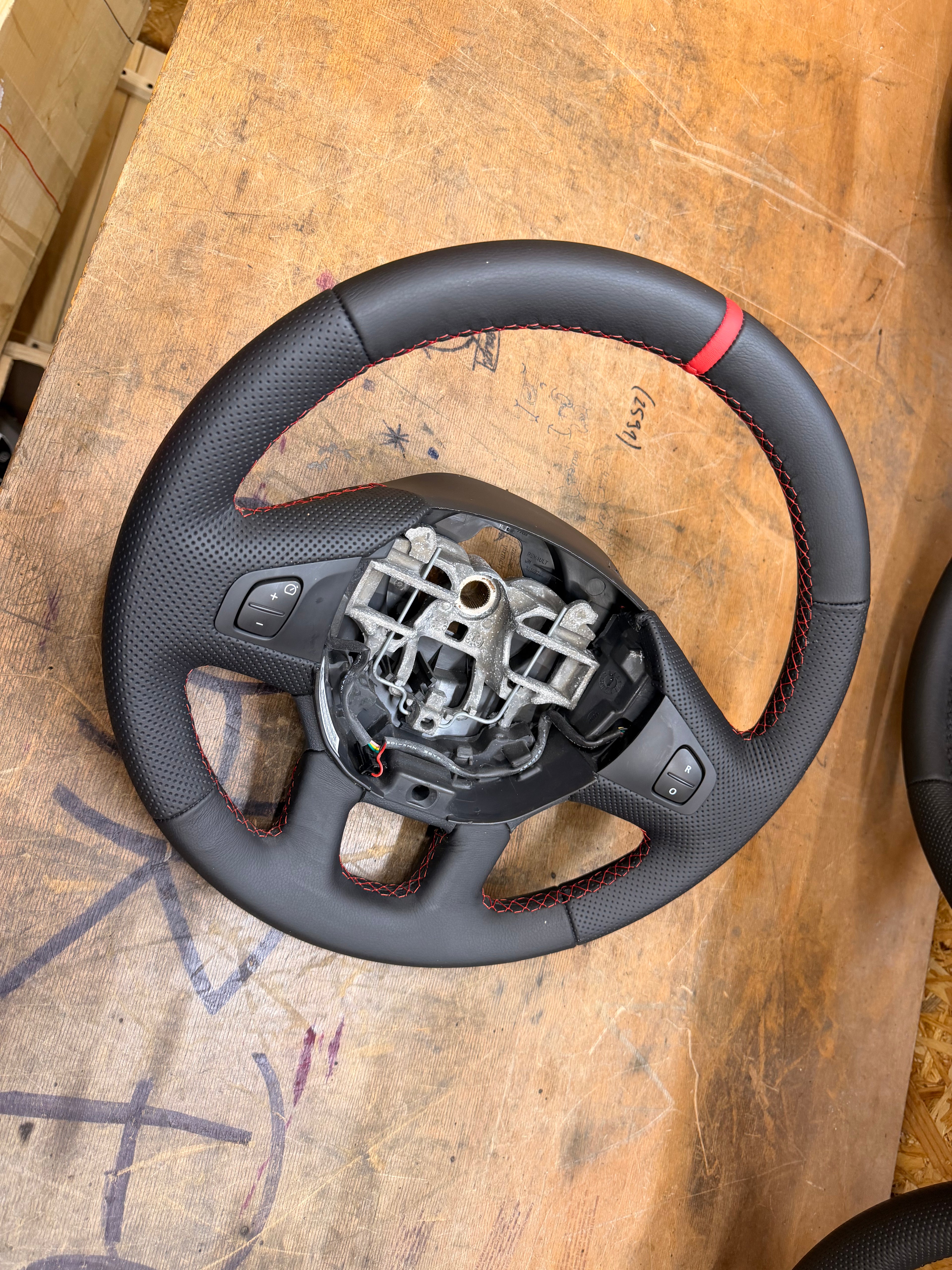 Leder Lenkrad passend für Passend für:
Renault Clio III
Renault Grand Modus